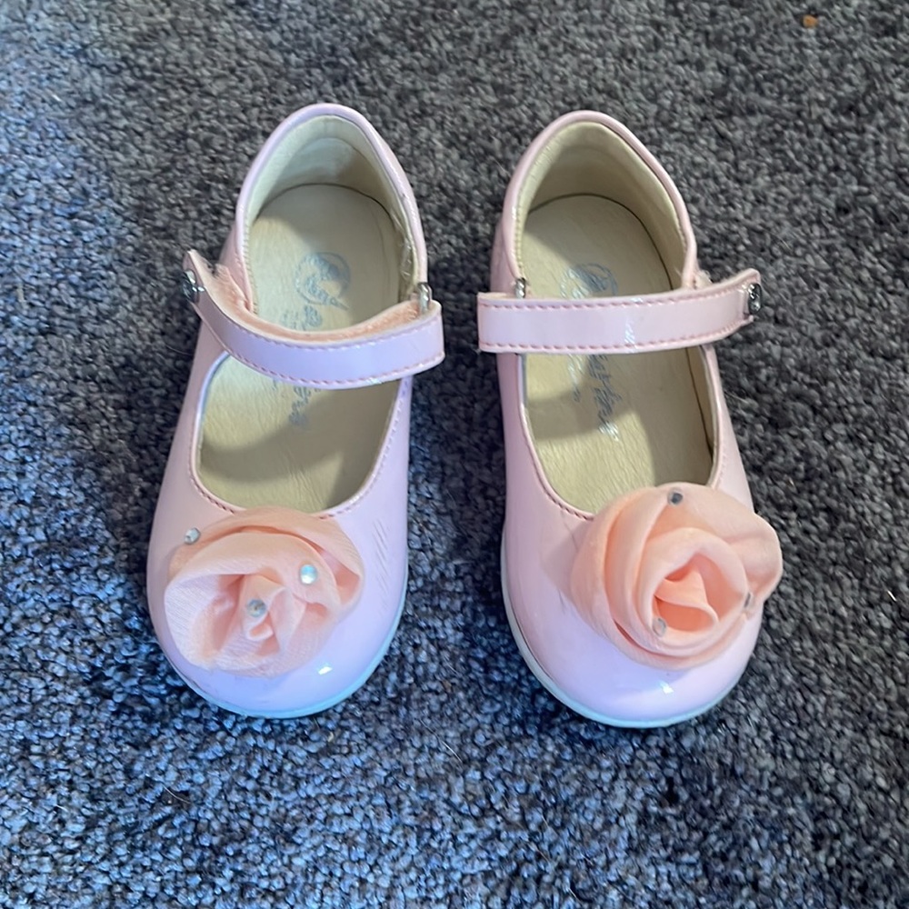 Pretty in pink strap shoes with large pink flower detailing size 21